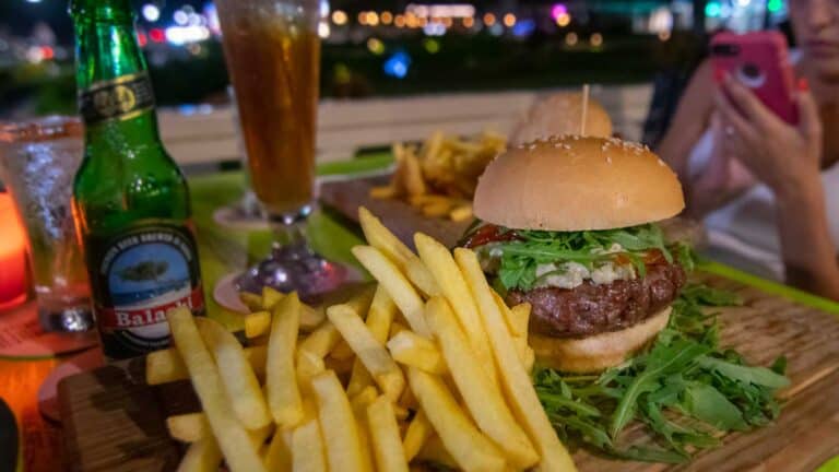 The Top 12 Best Restaurants In Aruba Foodie Guide 2024   Dushi Burgers And Bagels Aruba Restaurants 768x432 